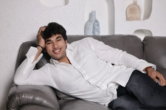 Evergreen - The White Shirt - 20